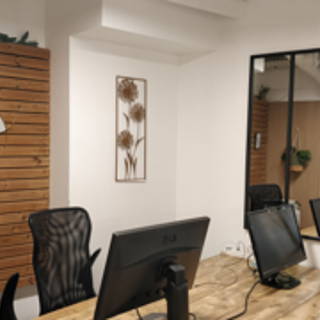 Bureau privé 10 m² 4 postes Coworking Rue du Cloître Saint-Merri Paris 75004 - photo 2